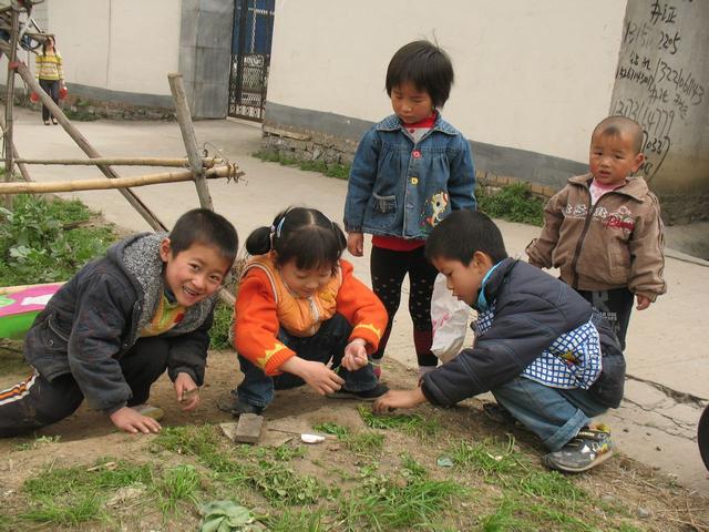 监控拍下长发女鬼，讲鬼故事的人真的见过鬼吗