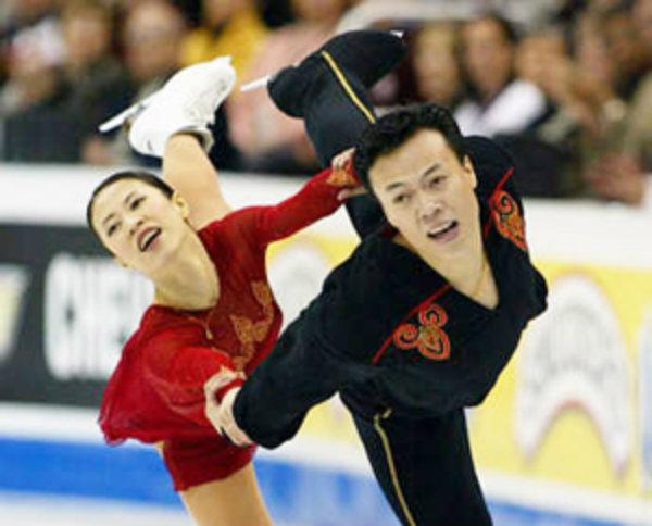 庞清佟健结婚:花滑世锦赛上，中国男选手为什么亲吻女搭档肚子？他们是情侣吗？