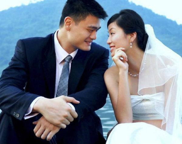 庞清佟健结婚:花滑世锦赛上，中国男选手为什么亲吻女搭档肚子？他们是情侣吗？