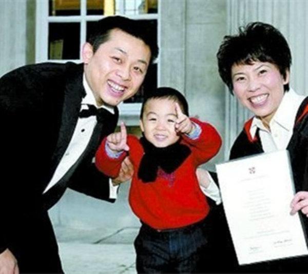 庞清佟健结婚:花滑世锦赛上，中国男选手为什么亲吻女搭档肚子？他们是情侣吗？