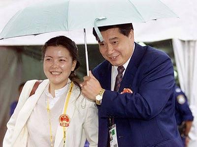 庞清佟健结婚:花滑世锦赛上，中国男选手为什么亲吻女搭档肚子？他们是情侣吗？