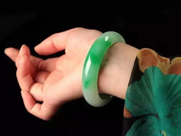 戴翡翠手镯的禁忌,翡翠手镯能不能两只一起戴？