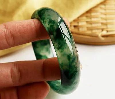 翡翠戴久了变化图,玉镯戴久了颜色变深，为什么？