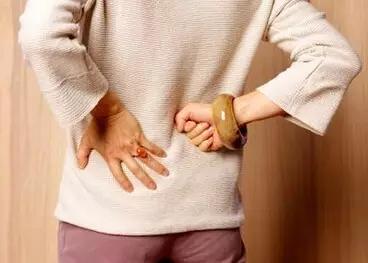 疯狂90后少女半裸人奶喂狗:养狗有哪些禁忌？哪些食物是不可以喂狗的？