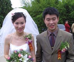 庞清佟健结婚:花滑世锦赛上，中国男选手为什么亲吻女搭档肚子？他们是情侣吗？