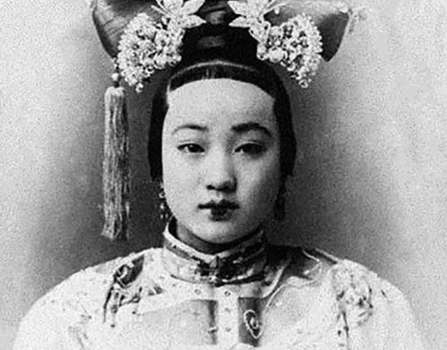 清代后妃:清朝皇后手上戴的长指甲饰品是什么意思