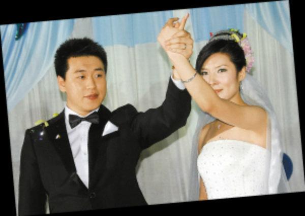 庞清佟健结婚:花滑世锦赛上，中国男选手为什么亲吻女搭档肚子？他们是情侣吗？