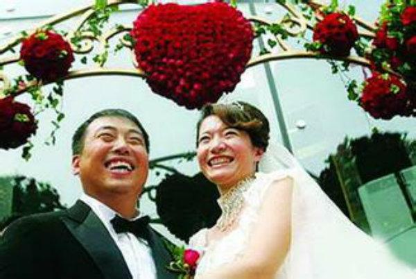 庞清佟健结婚:花滑世锦赛上，中国男选手为什么亲吻女搭档肚子？他们是情侣吗？