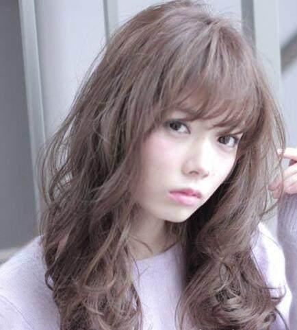 发型,一头大长发从下巴处开始螺旋式蓬松烫卷打造出轻盈空气感出来