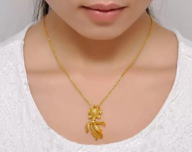 一手带玉一手戴金风水,为什么说“黄金有价玉无价”？