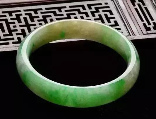 翡翠戴久了变化图,玉镯戴久了颜色变深，为什么？