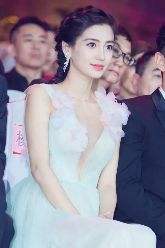 曝baby已怀孕:为什么baby怀孕时还能穿得少女感十足？