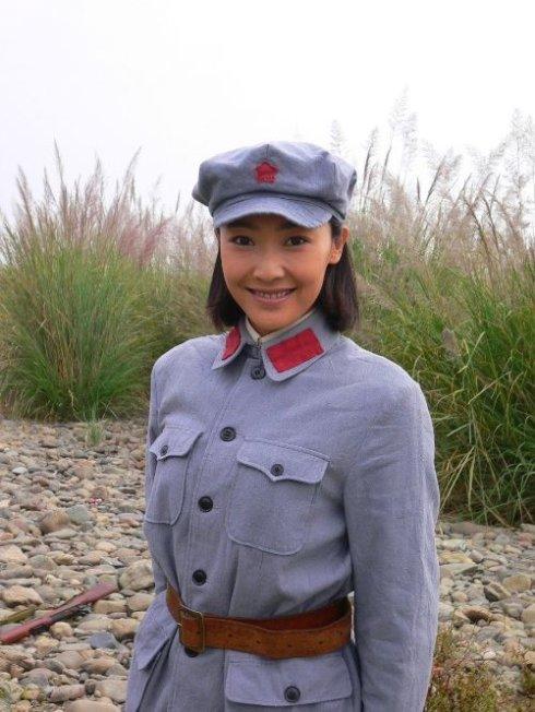 如何评价《敌营十八年》第一部和第二部？