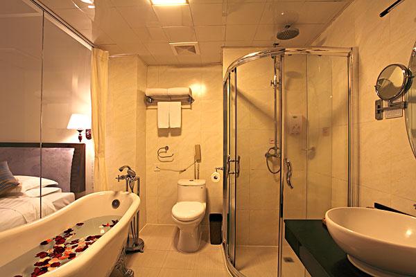 为什么酒店厕所（浴室）玻璃都是透明,或者半透明的？