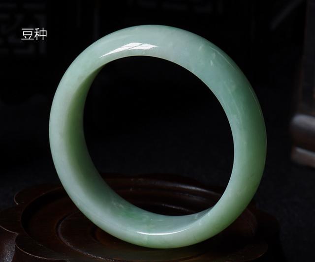 翡翠适合什么体质的人戴,不同生肖的人分别要戴什么种的翡翠？