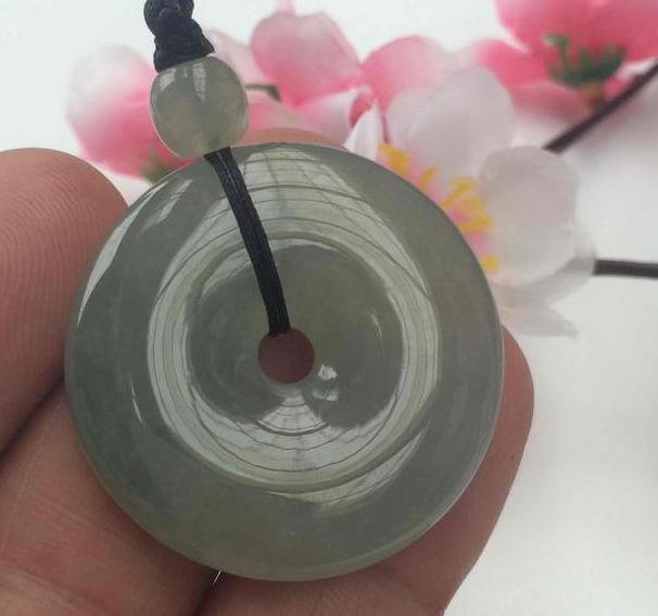 翡翠适合什么体质的人戴,不同生肖的人分别要戴什么种的翡翠？