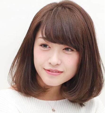 耐看,前额的刘海一九斜分修剪出弧度感出来轻轻松松修饰额头和脸型,加