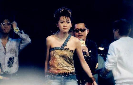 王菲唱歌跑调:龚琳娜和王菲，谁唱歌更厉害一点