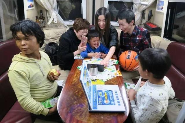 你如何看待“小马云”被围观消费这一事件？