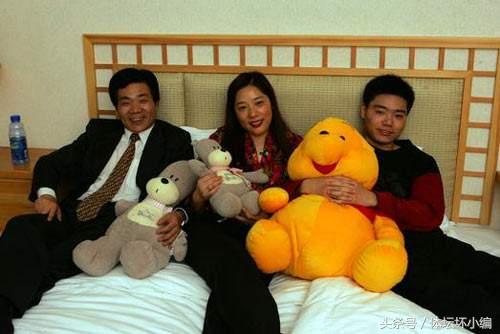 丁俊晖女友潘晓婷:丁俊晖55岁母亲病逝，她在丁俊晖成长道路上起了什么作用