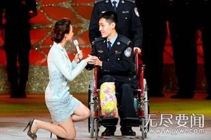 密春雷个人资料:董卿单膝跪最美铁警，体现了她什么品质