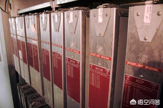 登月骗局:1969年，宇航员登月时插在月球表面上的国旗还在月球上吗