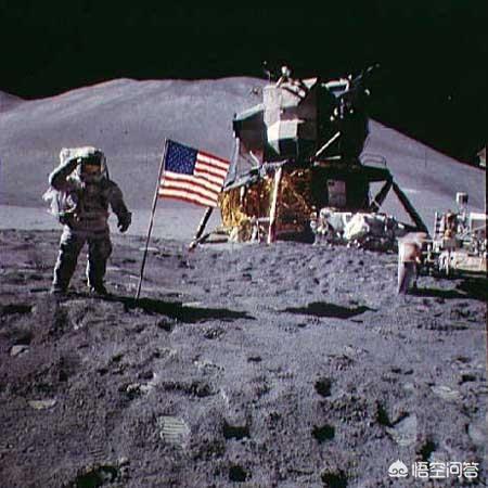 登月骗局:1969年，宇航员登月时插在月球表面上的国旗还在月球上吗