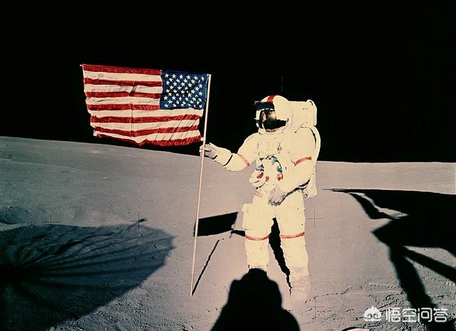 登月骗局:1969年，宇航员登月时插在月球表面上的国旗还在月球上吗