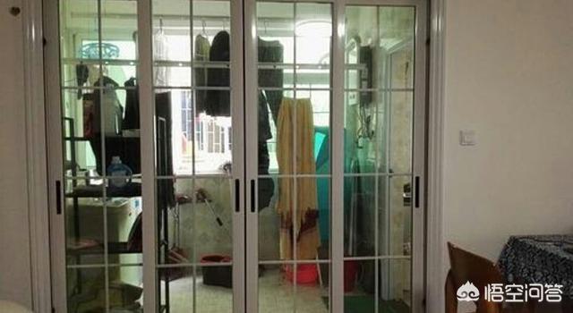 梦见衣柜里的衣服乱七八糟,在客厅能看到阳台晾的衣服，这要如何处理？