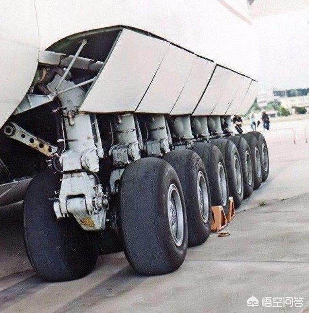 飞机轮胎为什么能承受压力，民航客机在起飞前地面滑行靠轮子驱动还是主发动机驱动