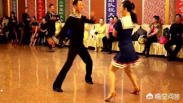 南财跳跳门事件:疫情期间聚众跳广场舞和打牌算不算违法