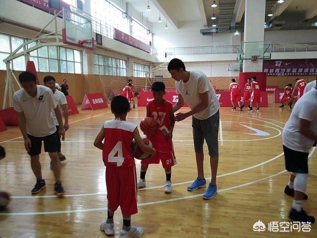 狗狗训练营:周琦在家乡举办青少年篮球训练营，你怎么看？