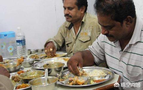 印度人吃饭用右手还是左手，网传“印度人右手吃饭”，为什么视频里经常看到三哥用左手吃饭