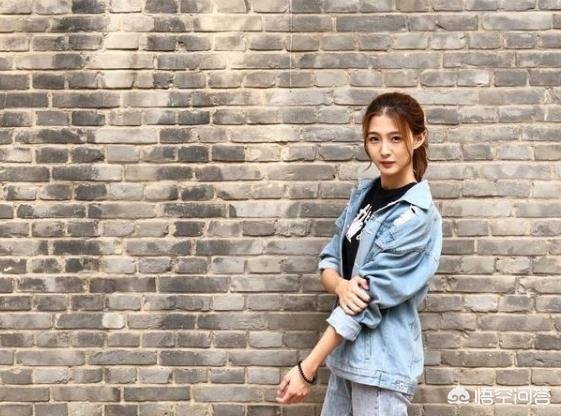 男篮VS科特迪瓦,身穿易建联11号球衣美女主播抢镜爆红，她是谁？有什么来历？