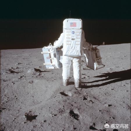 登月骗局:1969年，宇航员登月时插在月球表面上的国旗还在月球上吗