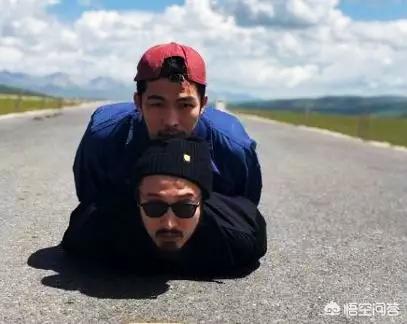 咸素媛晒接吻照:如何看待章宇王传君当街亲吻？他们真的是钢铁直男的友谊吗？