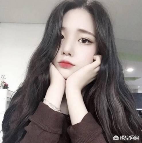 女子虐狗图片:男子街头被女子骑在身下暴打哀求，遭围观群众哄笑，你怎么看？