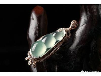 女人戴翡翠手镯的意义,佩戴翡翠的常识有哪些，象征意义是什么？