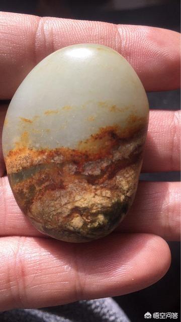 脖子上戴玉的好处,有人说女人到了年纪，一定要戴玉，为什么？