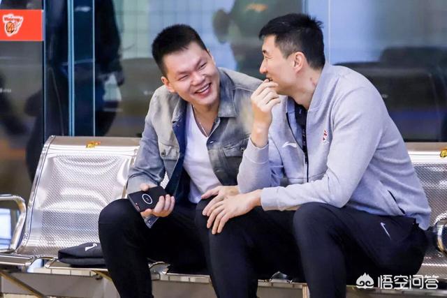 广东男篮夺冠后大合影，一位身穿粉衣的美女占据C位异常瞩目，她是谁？有什么来历？