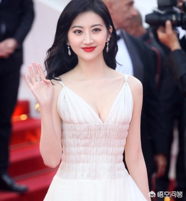 景甜背景:你对自媒体人老是爱发娱乐文章嘲笑景甜演技、背景有什么看法？