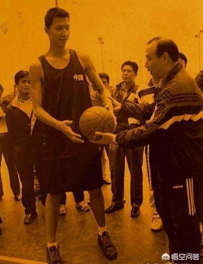 杜锋破格提拔16岁少年进一队，身高220公分的徐昕会成为易建联接班人吗？