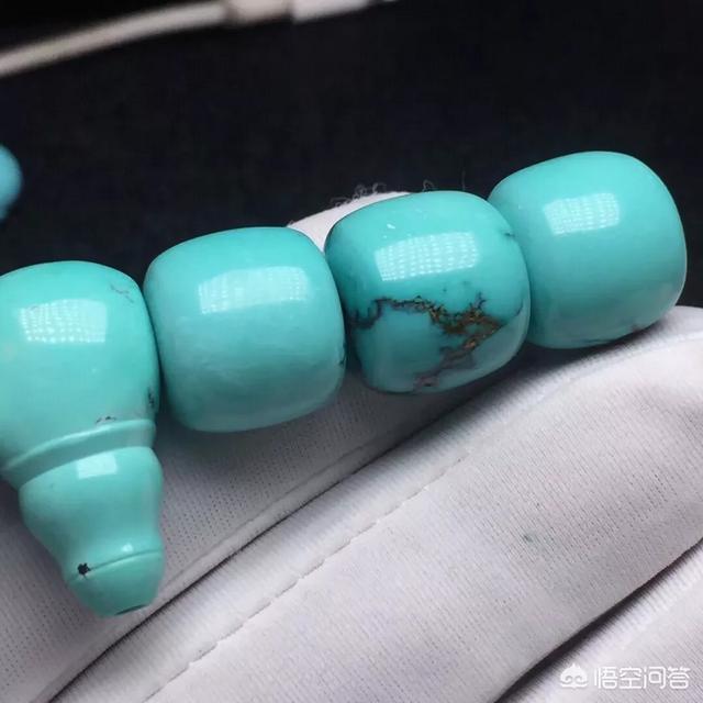 翡翠注胶和没注胶对比,绿松石注胶怎么看？注胶的绿松石是假的吗？