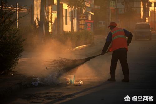环卫工带宠物鸭扫大街:你认为在农村的那些环卫工人一个月多少工资合适？