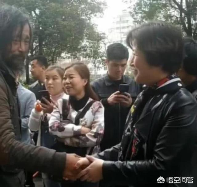 流浪汉沈巍:“流浪汉”沈巍能够走红，说明这个社会需要什么