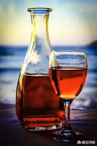 喝红葡萄酒有什么好处和坏处，女性睡前喝红酒究竟是有益还是有害