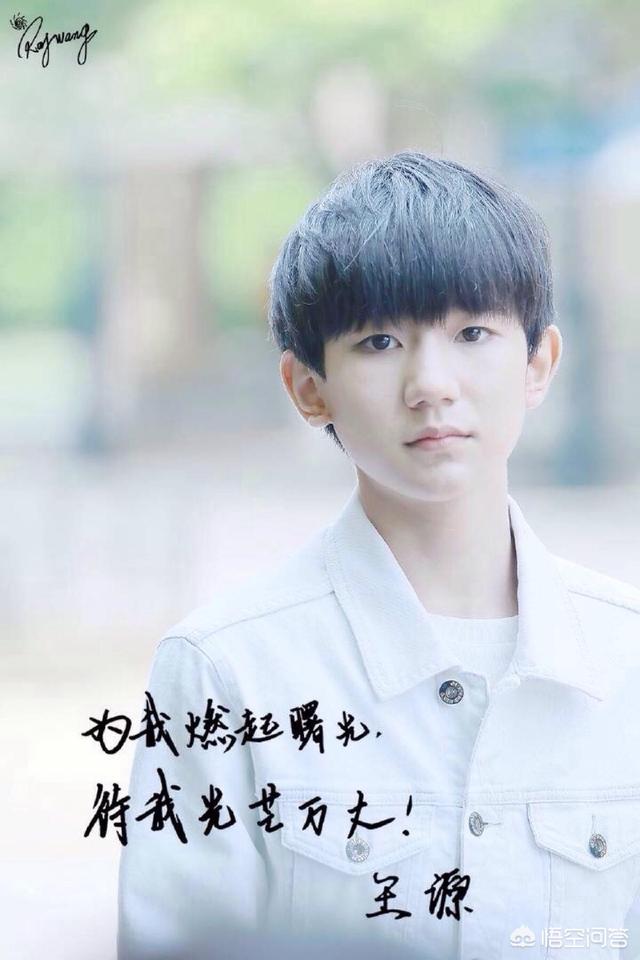 张艺兴户外吸烟:这一届网友对明星抽烟都那么苛刻你觉得身为公众人物应该抽烟么