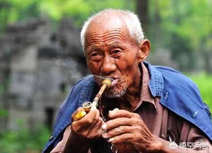鬼为什么怕抽烟的人，农村老话说“吞了烟袋油的蛇，离死不远”，为什么蛇怕烟袋油呢