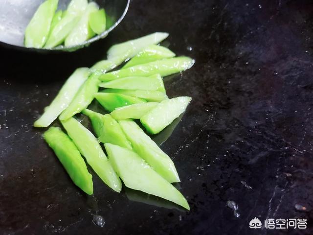 怎么做出美味的蒜蓉荷兰豆，芥兰怎样做才会“青花柳绿”