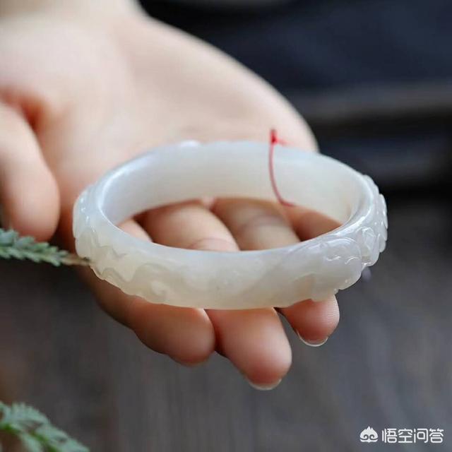 女人戴白玉好还是带绿玉好,送什么玉给女朋友最好？可以送白玉吗？